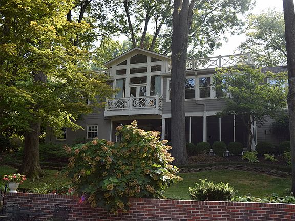 3rd image of 1822 Glen Oaks Ln