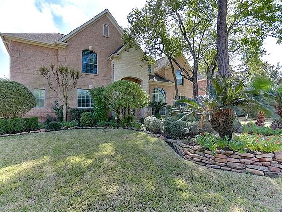 Walking distance to the main pool, parks, tennis course and lake!