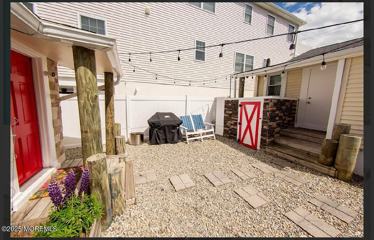 3 bed, 700 sqft, $2,000 — Photo 2