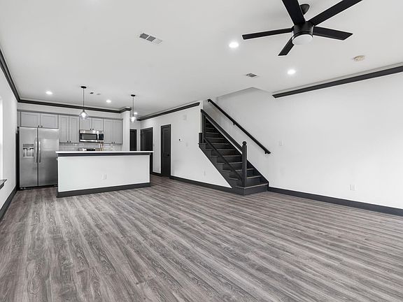 2nd image of 913 Panama St
