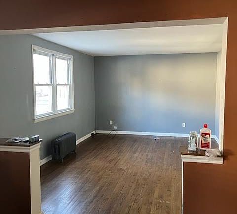 3rd image of 309 Green Ave Floor 1