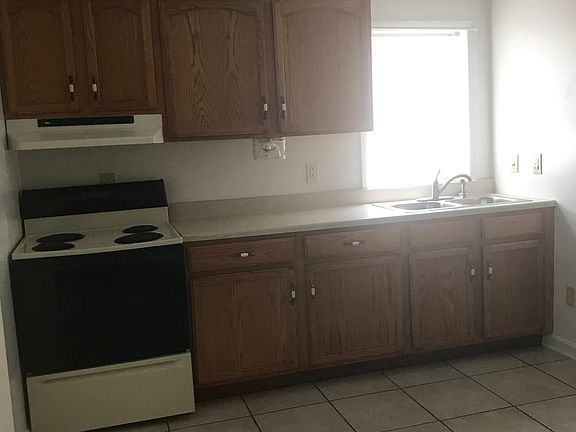 4th image of 424 & 424 Shelby Ln