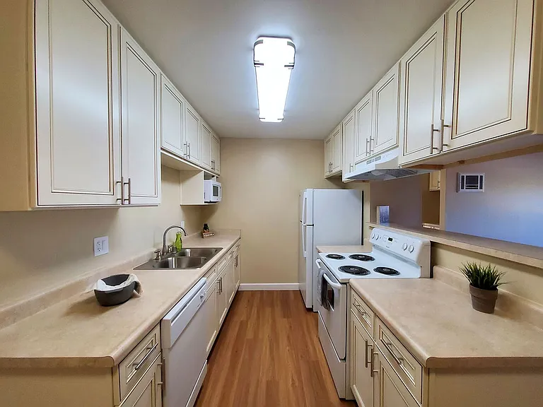 Parklane Apartments — Photo 22