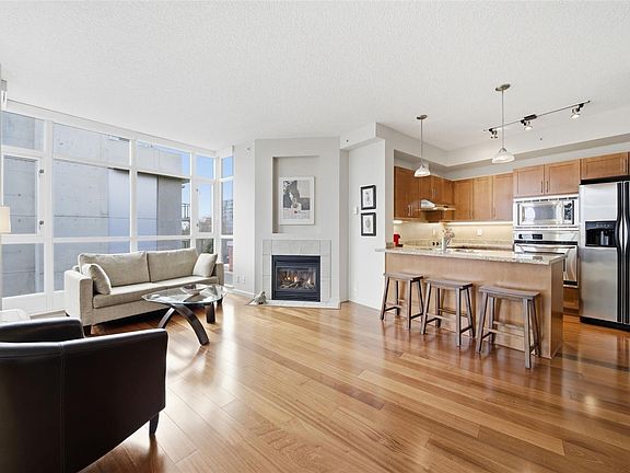2nd image of 827 Fairfield Rd #609