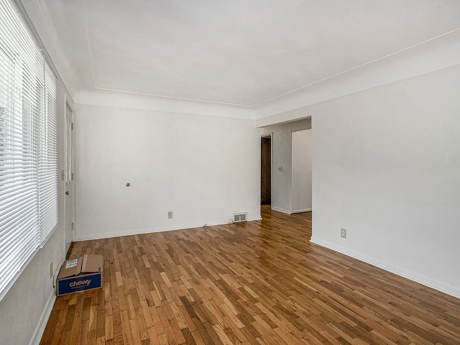 3 bed, 1.0 bath, 1160 sqft, $1,600 — Photo 2