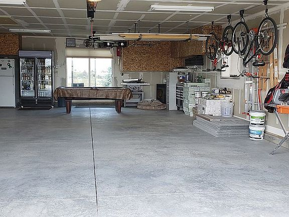 Garage 912 sq ft!