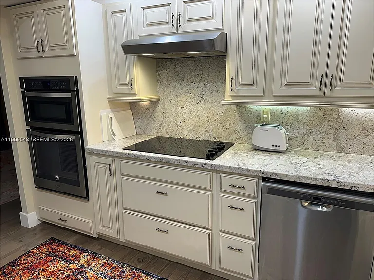 6039 Collins Ave #1431 — Photo 3
