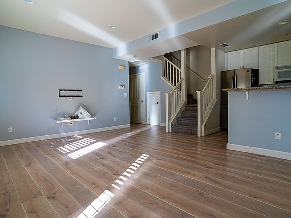 4th image of 721 College Ave