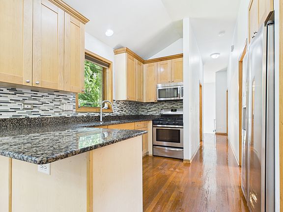 5th image of 419 W Root St