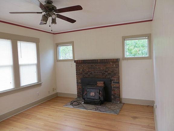 3rd image of 402 Ellinor Ave