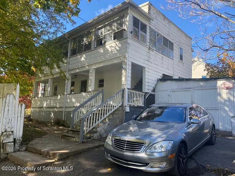 219 N Bromley Ave — Photo 1