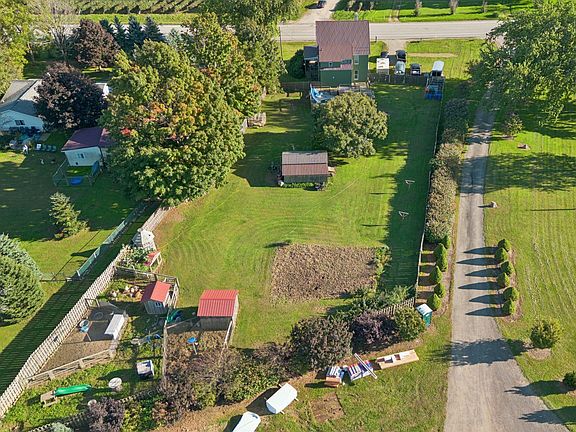 3rd image of 10262 E Lake Rd