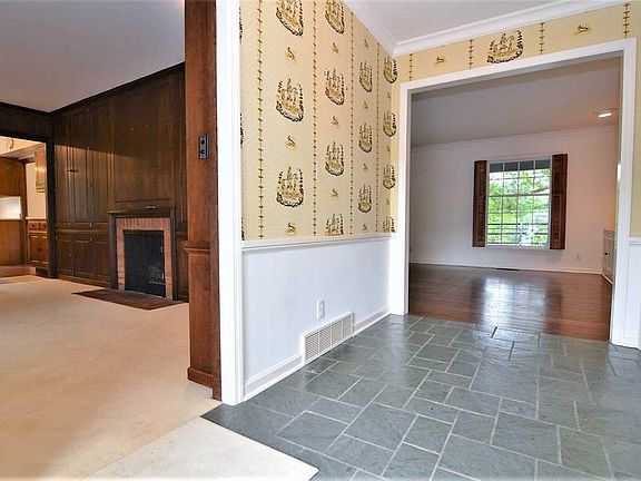 4th image of 1112 Dress Ln
