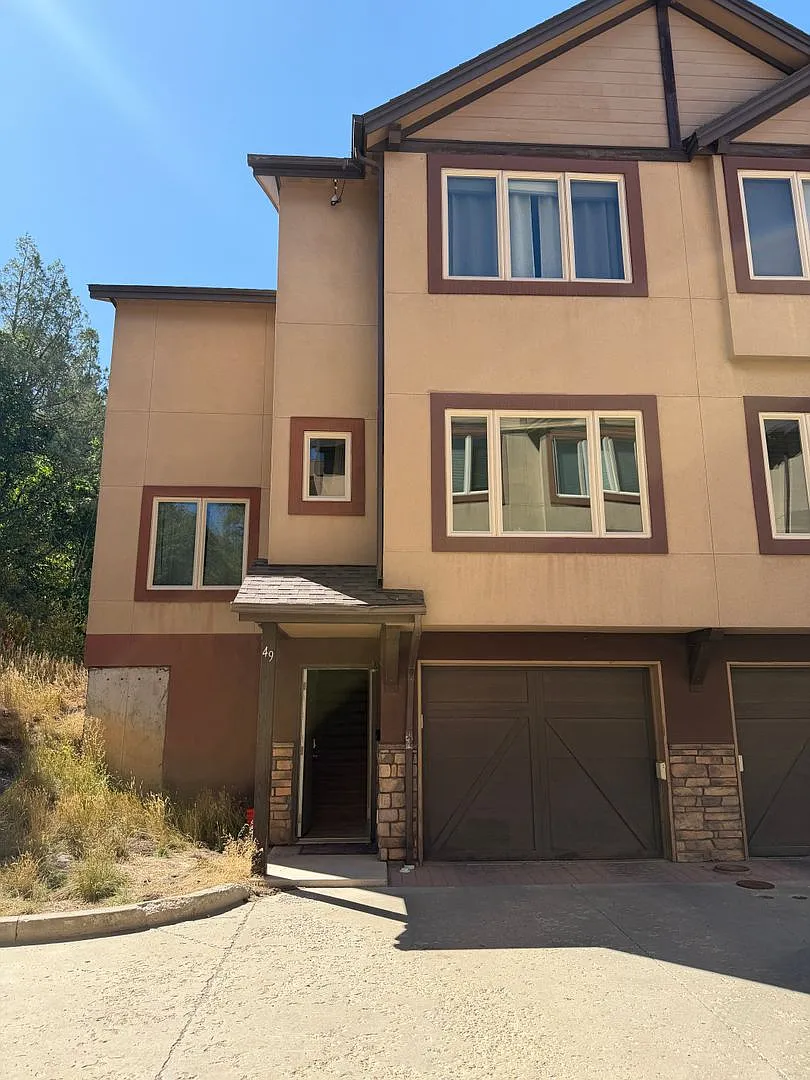 Spacious 3-Bedroom End-Unit Townhome in Lightner Creek Village — Photo 1