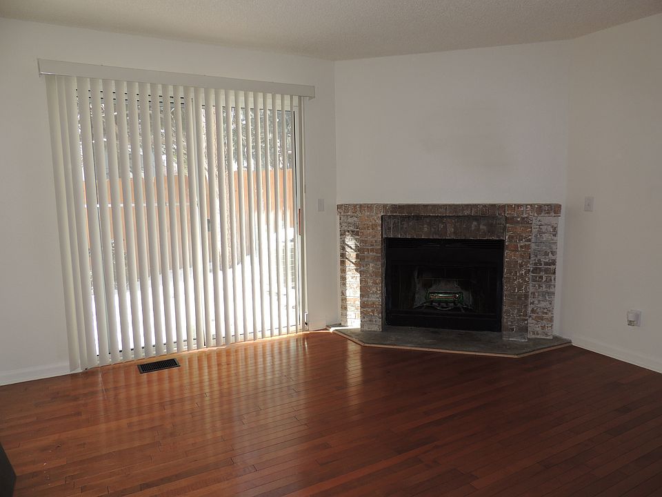 Hardwood, fireplace, new blinds