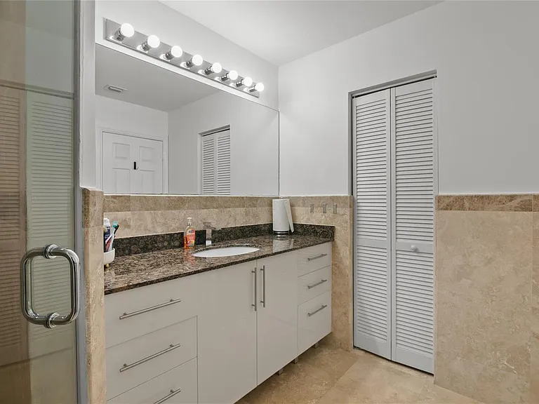 732 NE 15th Ave — Photo 23