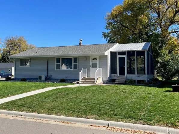 207 4th St, Dawson, MN 56232