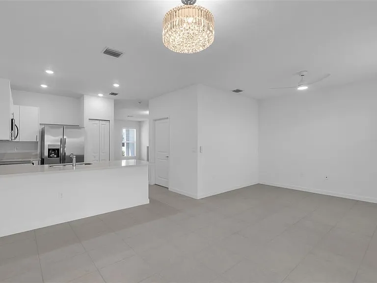 105 SW 184th Ave — Photo 8