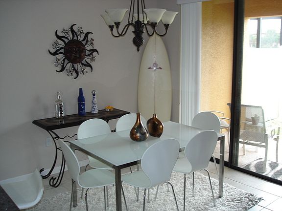 DINING ROOM OVERLOOKS LAKE