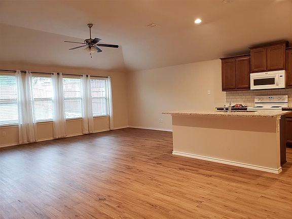 3rd image of 209 Balcones Dr