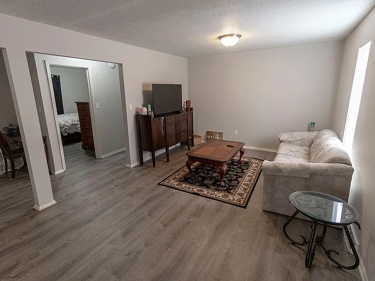 204 Wheaton Ct — Photo 4