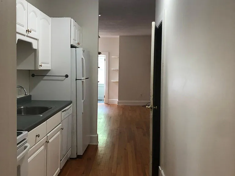 16 Graves Ave #A — Photo 2