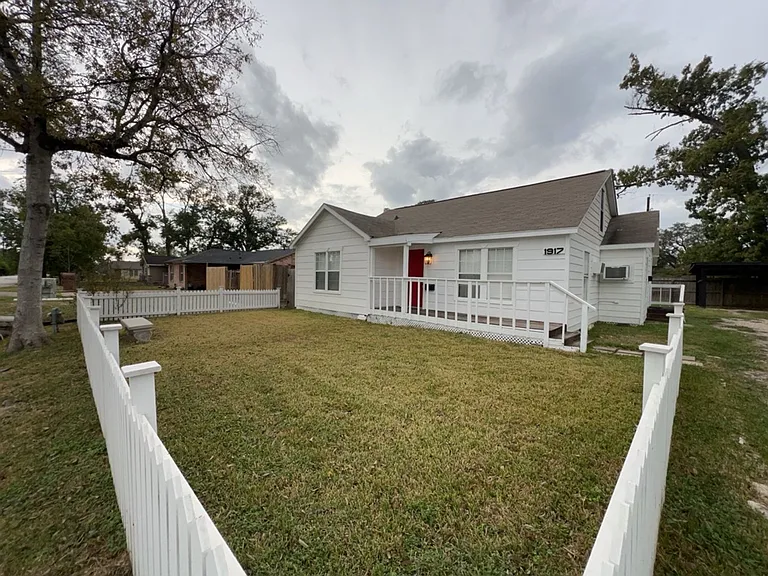 1917 Thonig Rd — Photo 1