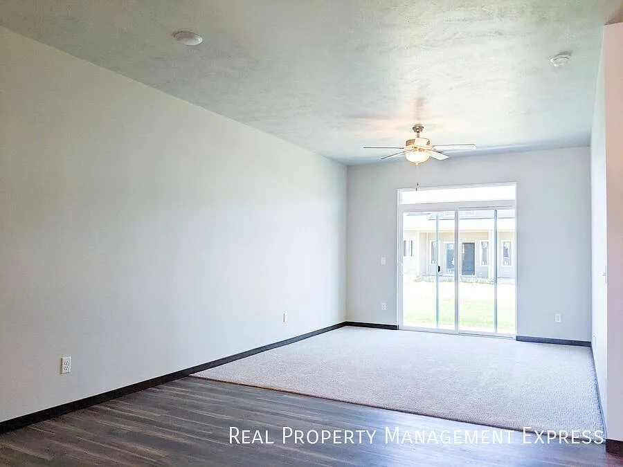 3 Bedroom 2.5 Bathroom Townhome w/ Attached Garage — Photo 3