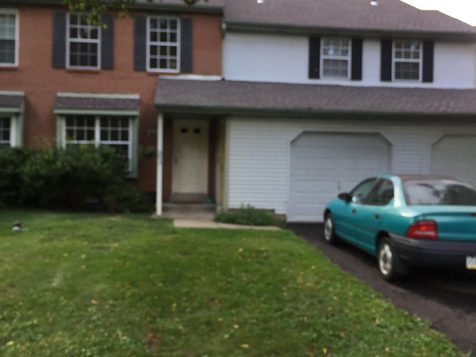 Upstairs unit with one car garage & driveway parking