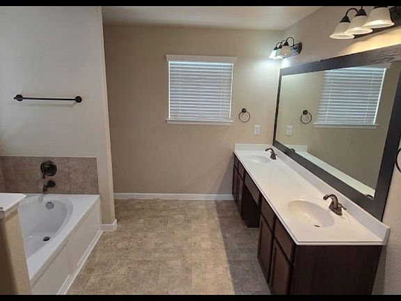 5th image of 2611 Lexington Park Dr