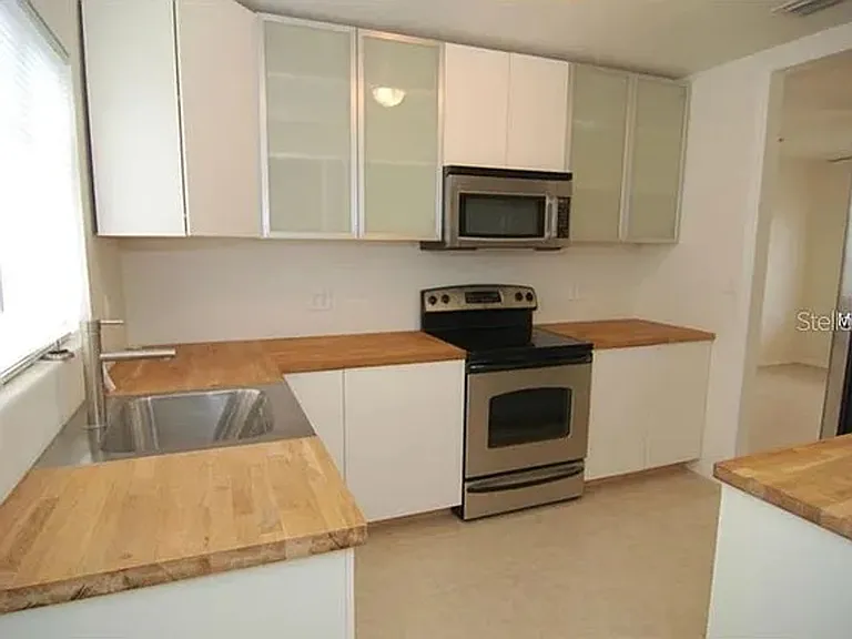 851 Carver St — Photo 4