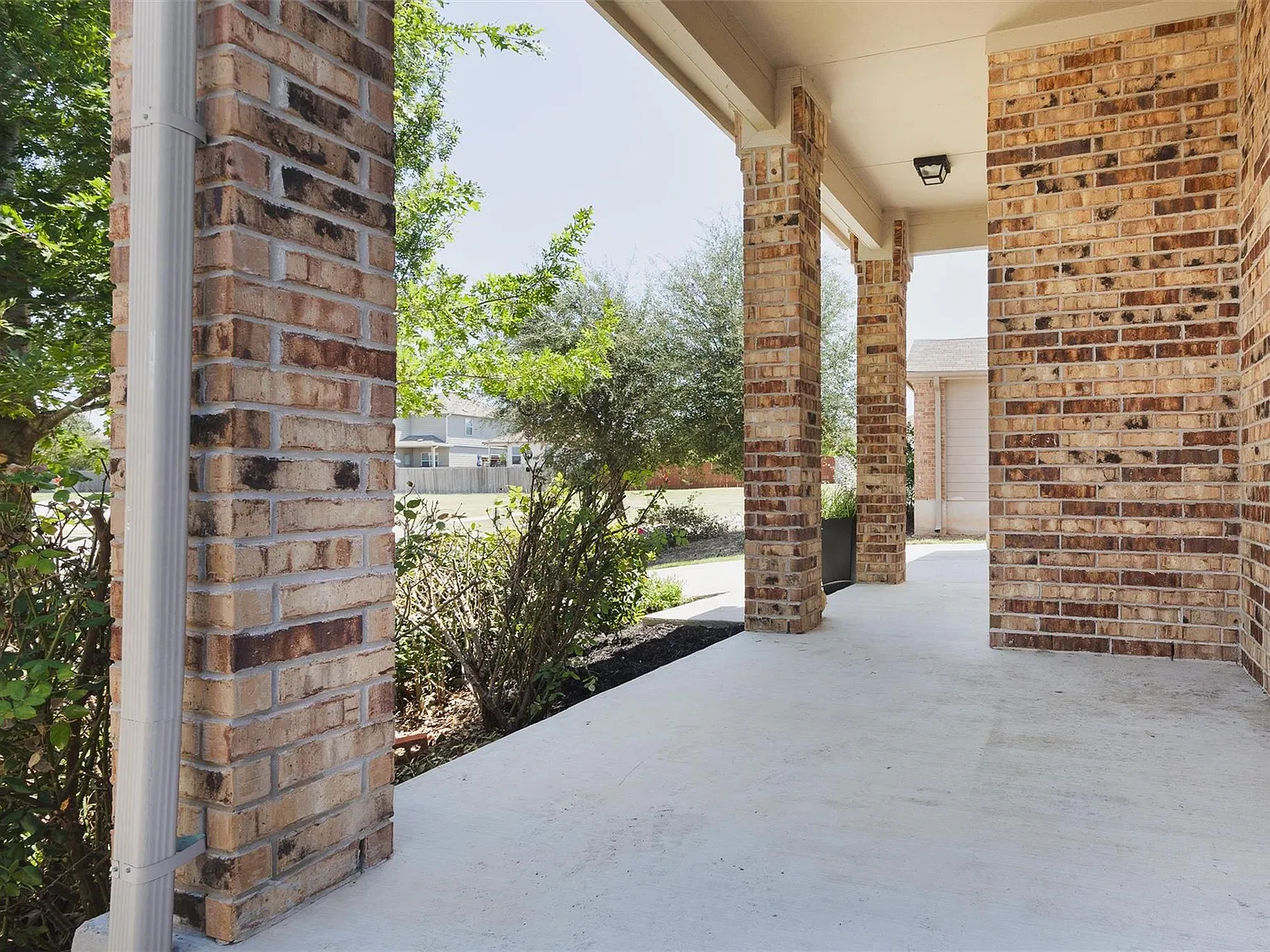3 bed, 6.0 bath, 1992 sqft, $2,350 — Photo 2