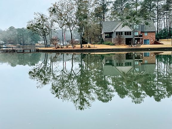 4th image of 225 Pinewood Dr SE