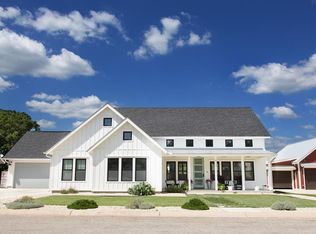 912 Hawthorn Ln, Fredericksburg, TX 78624