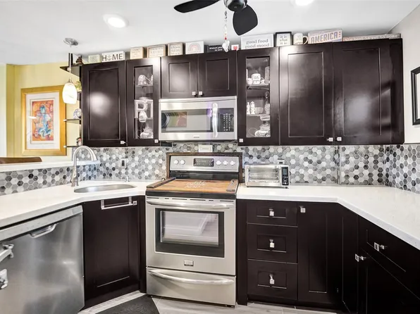 111 Royal Park Dr #2E, Oakland Park, FL 33309