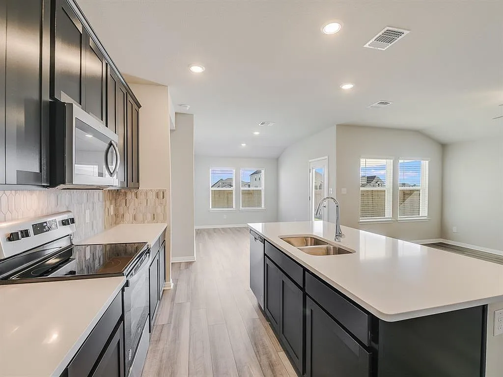 4 bed, 2.0 bath, 1732 sqft, $2,150 — Photo 4