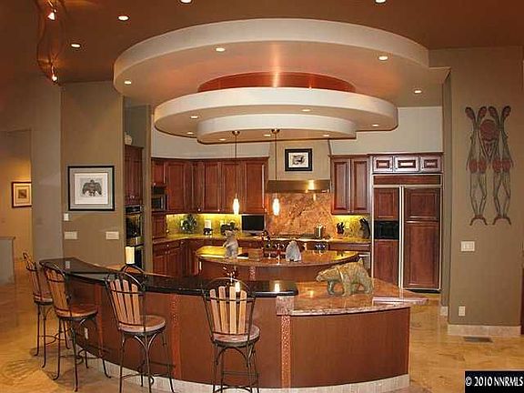 Unique and practical large kitchen