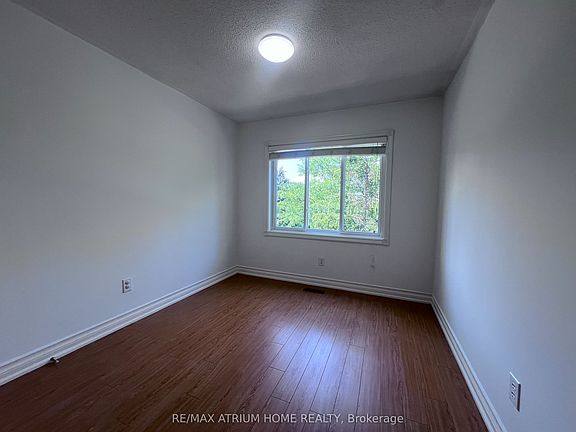 3rd image of 18 Breezeway Cres