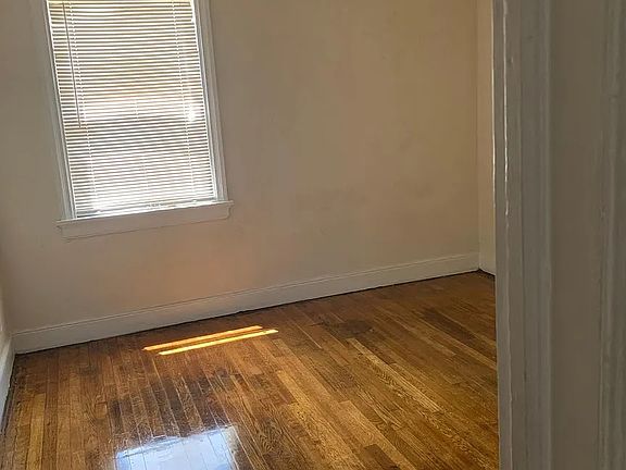 2nd image of 10 E 35th St