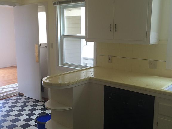 spacious kitchen w/dishwasher and pantry