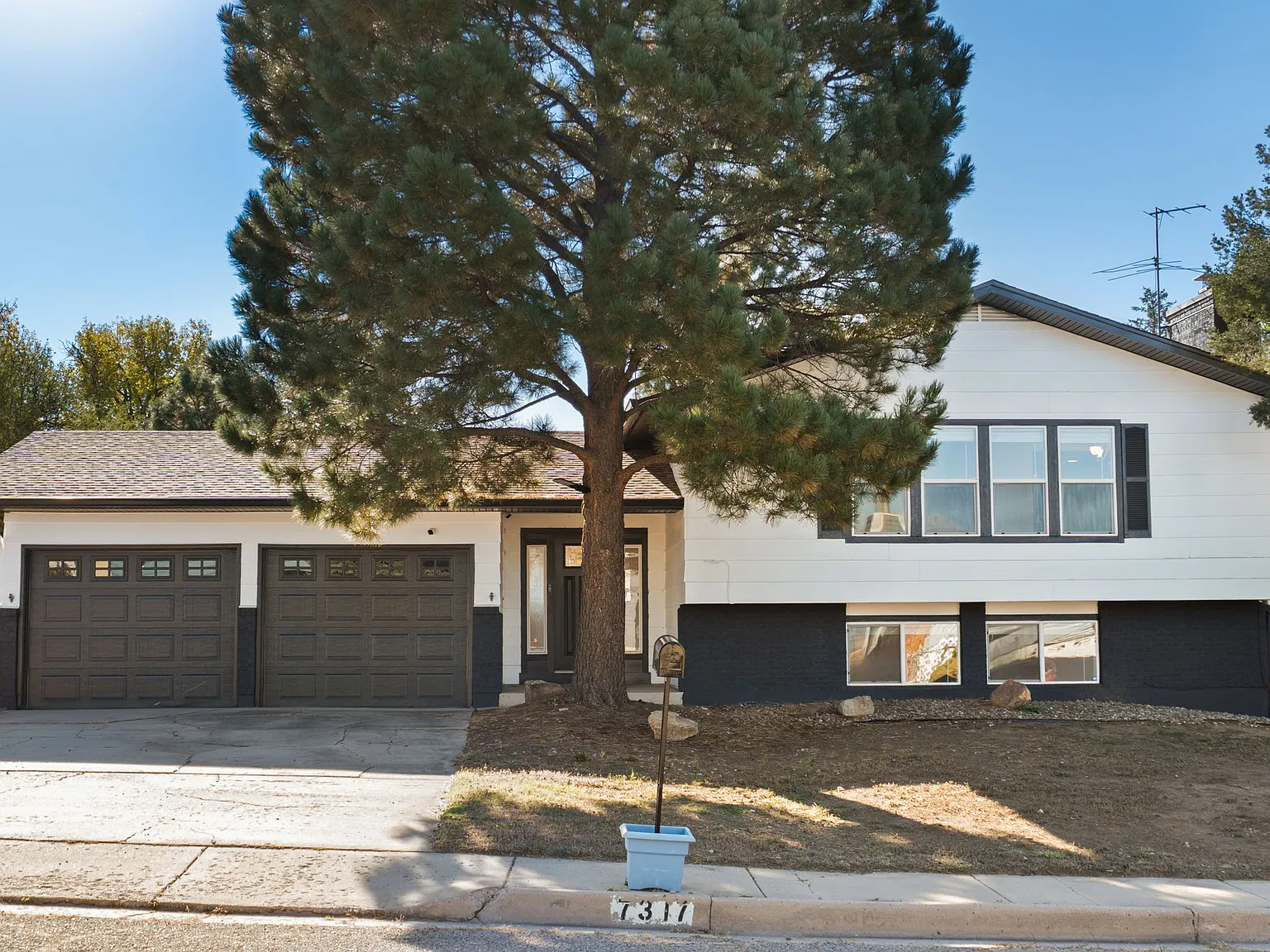 6 bed, 2511 sqft, $2,799 — Photo 1