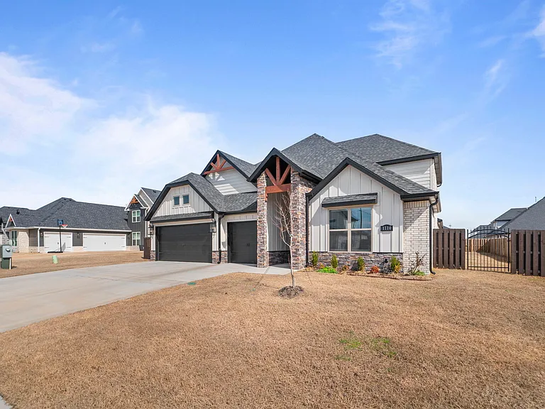 1110 Montieri Dr — Photo 2