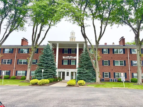 2885 Pease Dr APT 221, Rocky River, OH 44116