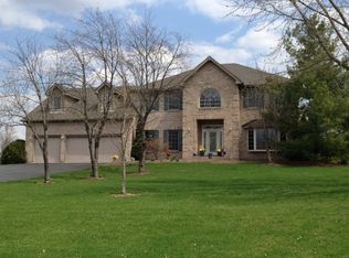 6N957 Willowbrook Dr, St Charles, IL