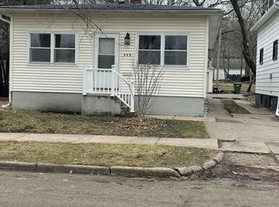 226 N 6th St, Clinton, IA 52732