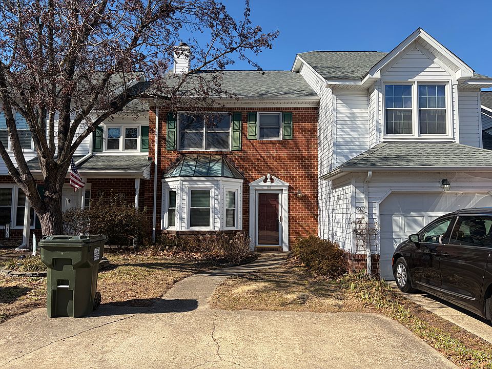 1st image of 107 Gnarled Oak Ln