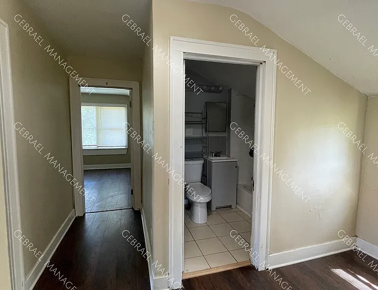 916 Perry St — Photo 11