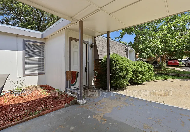 6811 Trail Lake Dr — Photo 2