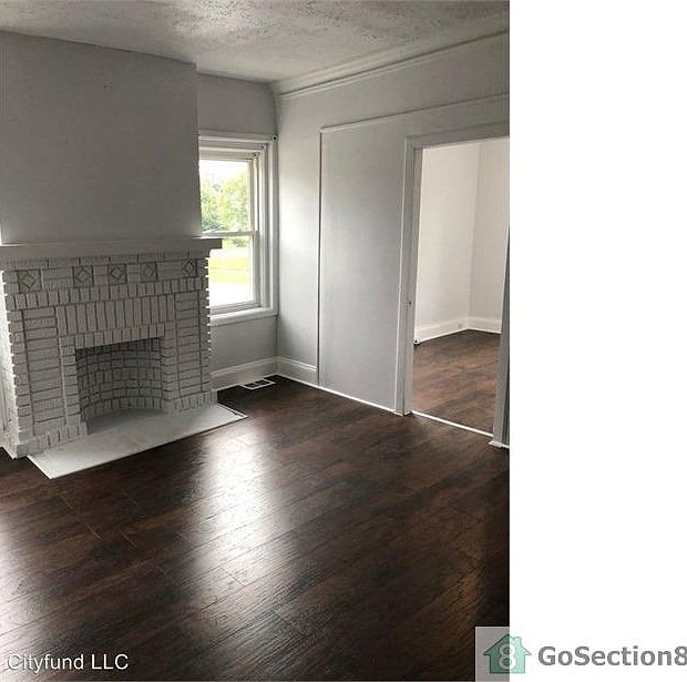 2nd image of 975 Parkwood Dr #6