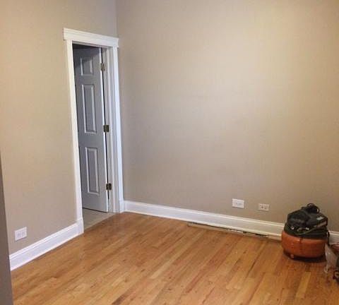 4th image of 2821 N Sacramento Ave #1